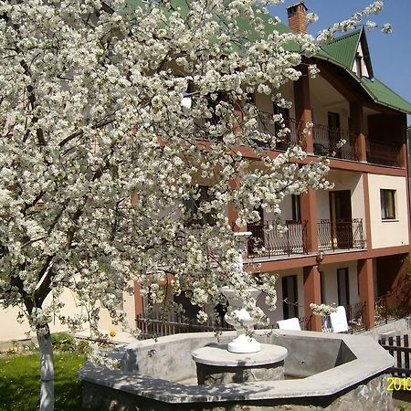 Mokus Panzio Bed & Breakfast Bicfalau Exterior photo