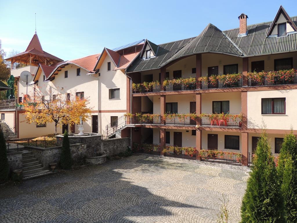 Mokus Panzio Bed & Breakfast Bicfalau Exterior photo