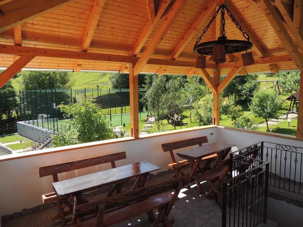 Mokus Panzio Bed & Breakfast Bicfalau Exterior photo